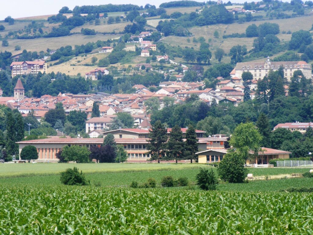 Vue de l'établissement agricole de la Côte Saint André avec colline et village en fond.