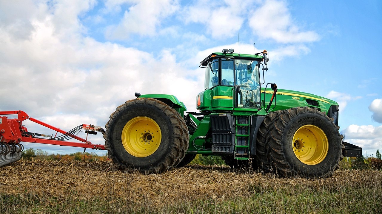 tractor-gc682c9311_1280-1