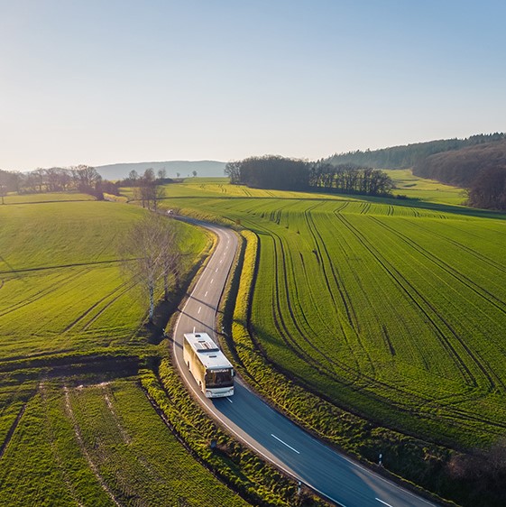 Un car sur une route à la campagne